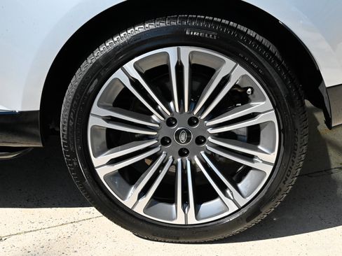 Used 2025 Land Rover Range Rover SE AWD/4WD image 10