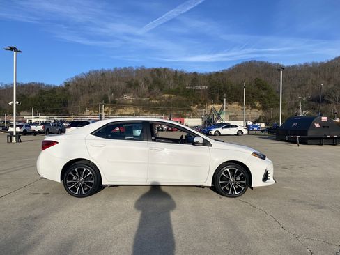 Used 2018 Toyota Corolla SE image 32