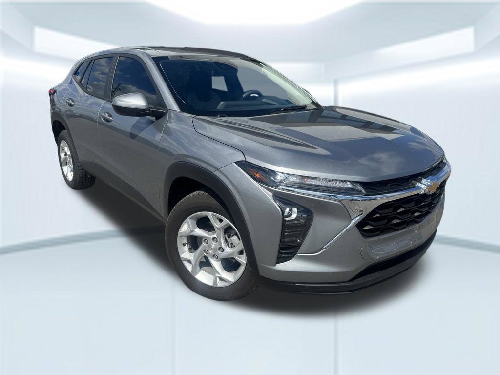 Used 2024 Chevrolet Trax LS w/ LS Convenience Package FWD image 2