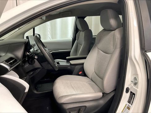 Used 2025 Toyota Sienna LE image 10
