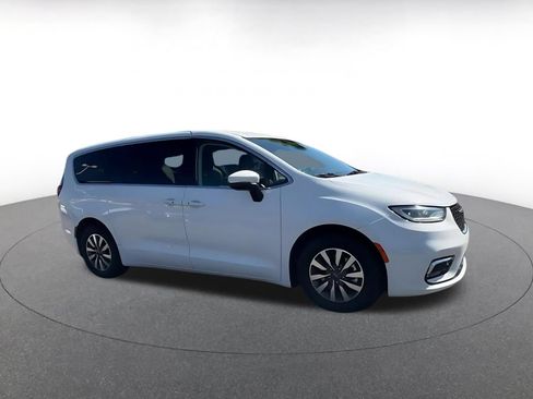 Used 2023 Chrysler Pacifica Touring-L FWD image 2
