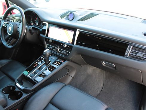 Certified 2022 Porsche Macan image 27