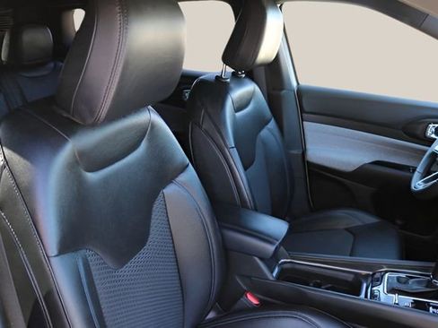 Used 2025 Jeep Compass Latitude image 18