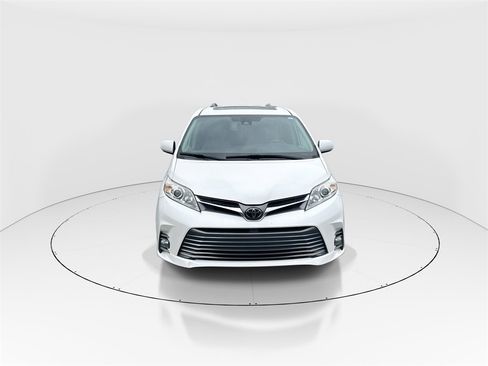 Used 2020 Toyota Sienna XLE image 3