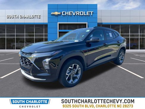 Used 2025 Chevrolet Trax LT w/ LT Convenience Package FWD image 1