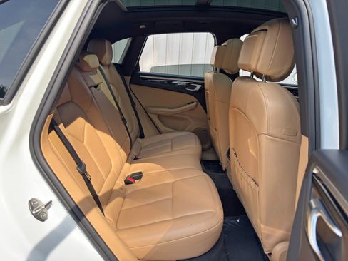 Used 2018 Porsche Macan AWD/4WD image 39