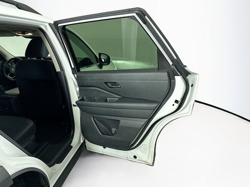 Used 2025 Nissan Pathfinder SV image 32