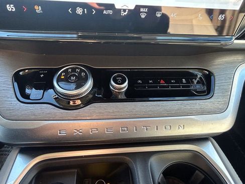 Used 2025 Ford Expedition Platinum image 19