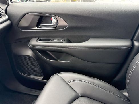 New 2026 Chrysler Pacifica Select image 28