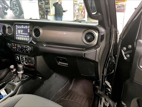 Used 2022 Jeep Wrangler Unlimited Sahara w/ Cold Weather Group image 13