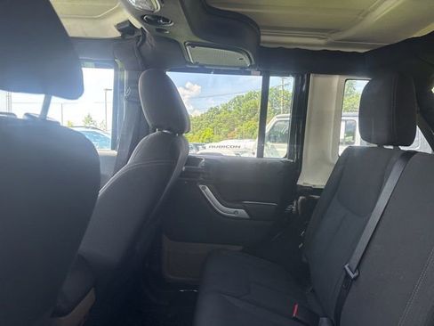Used 2017 Jeep Wrangler Unlimited Sahara w/ Connectivity Group AWD/4WD image 6