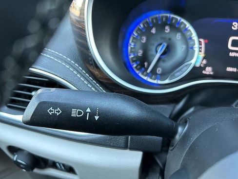 Used 2024 Chrysler Pacifica Limited FWD image 17