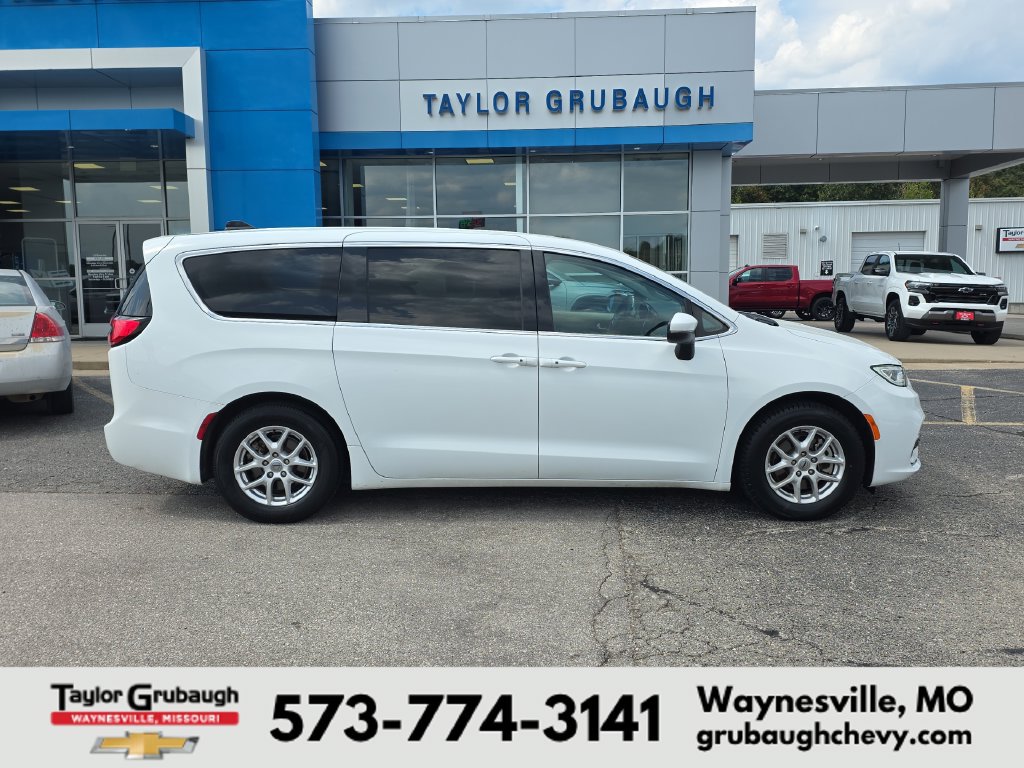Used 2023 Chrysler Pacifica Touring-L FWD image 1