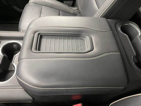 Used 2024 GMC Yukon SLT w/ SLT Luxury Package AWD/4WD image 32