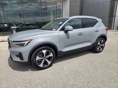 Certified 2025 Volvo XC40 B5 Plus AWD/4WD image 1