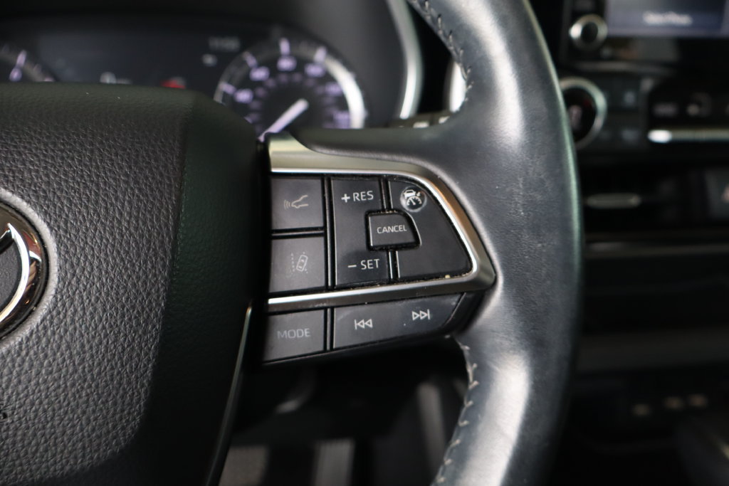Used 2020 Toyota Highlander XLE AWD/4WD image 20