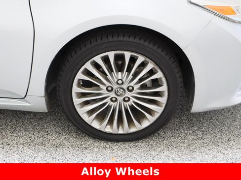 Used 2018 Toyota Avalon Limited image 5