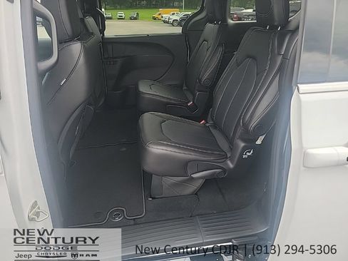 New 2027 Chrysler Pacifica Select FWD image 19