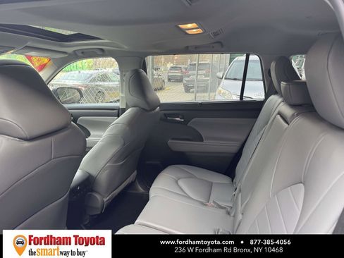 Used 2022 Toyota Highlander XLE image 11