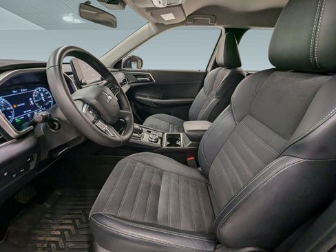 Used 2025 Mitsubishi Outlander SE image 4