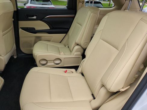 Used 2019 Toyota Highlander Limited Platinum FWD image 31