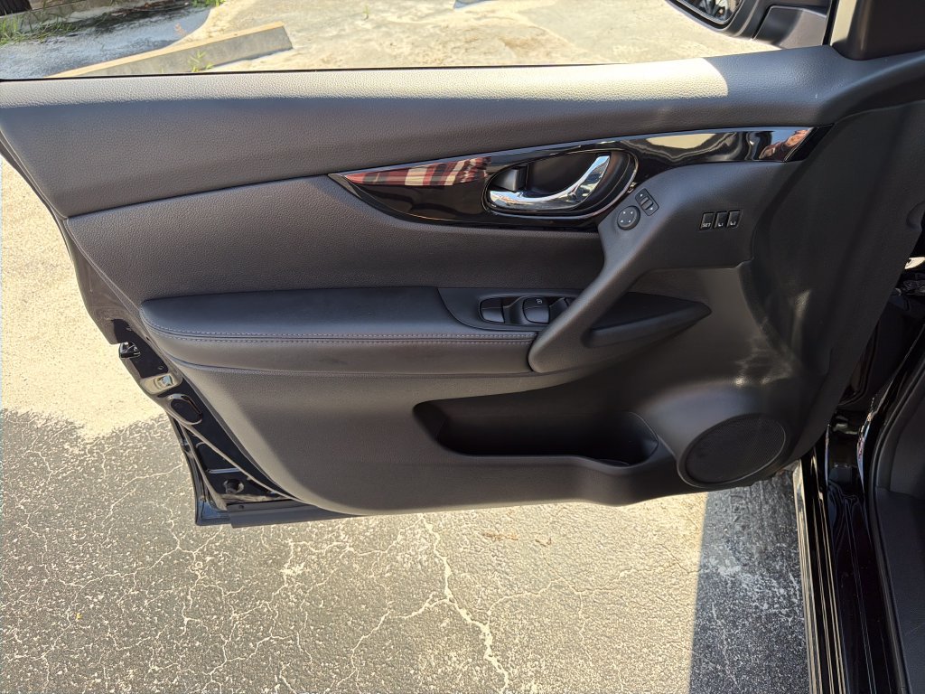 Used 2022 Nissan Rogue Sport SV w/ Technology Package AWD/4WD image 17