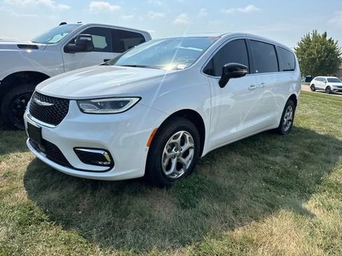 Used 2024 Chrysler Pacifica Limited AWD/4WD image 2