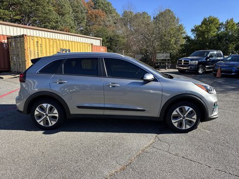 Used 2022 Kia Niro EX image 8