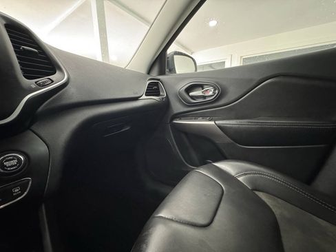 Used 2019 Jeep Cherokee Latitude Plus w/ Cold Weather Group AWD/4WD image 29
