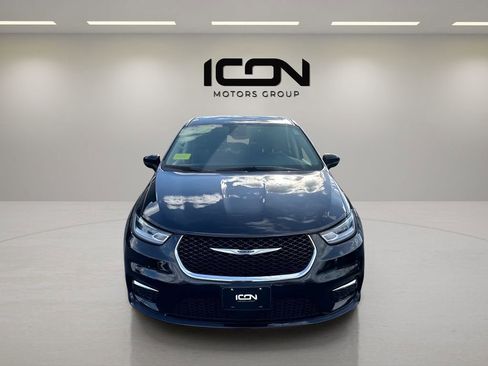 Used 2024 Chrysler Pacifica Select image 2