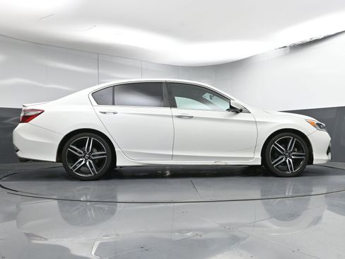 Used 2017 Honda Accord Sport image 23