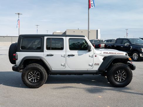 Used 2024 Jeep Wrangler Unlimited Rubicon w/ XTREMEE 35" Tire Package AWD/4WD image 11