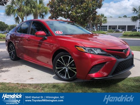 Used 2019 Toyota Camry SE FWD image 1