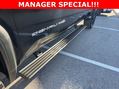 Certified 2022 GMC Sierra 2500 Denali w/ Denali Black Diamond Edition image 11