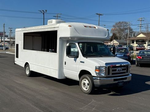 Used 2015 Ford E-450 and Econoline 450 Super Duty w/ Shuttle Bus Prep Package RWD image 1