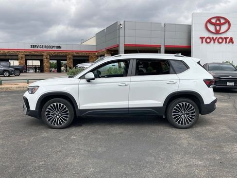 Used 2025 Volkswagen Taos SE FWD image 6