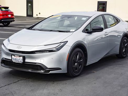 Used 2023 Toyota Prius LE image 3