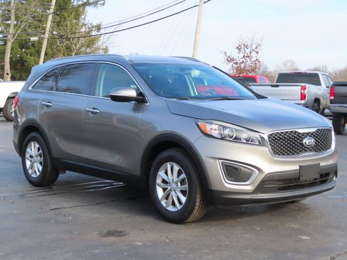 Used 2017 Kia Sorento LX w/ LX Convenience Package image 47