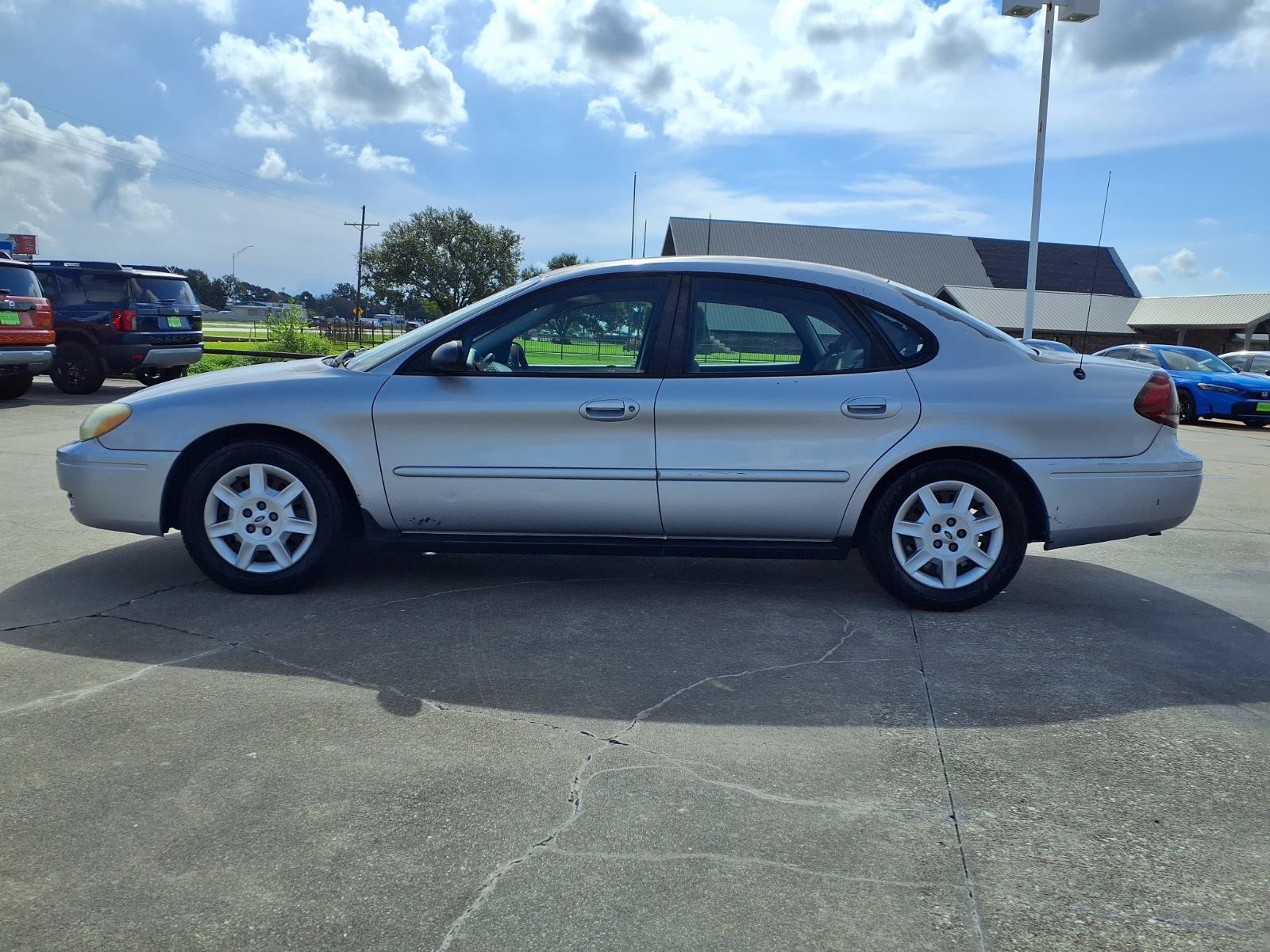 Used 2005 Ford Taurus SE FWD image 9