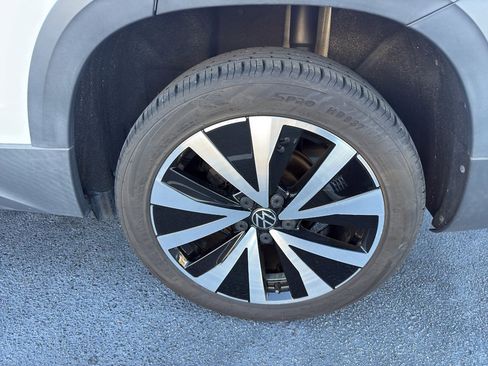 Used 2022 Volkswagen Taos SE w/ Panoramic Sunroof Package image 8