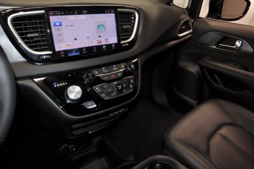 Used 2025 Chrysler Pacifica Select FWD image 30