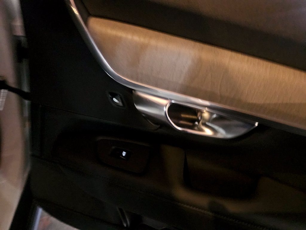 Certified 2025 Volvo V90 B6 Cross Country Plus AWD/4WD image 9