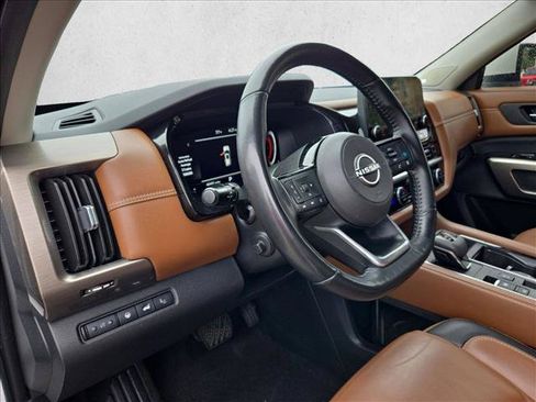 Used 2023 Nissan Pathfinder Platinum w/ Black Appearance Package FWD image 9