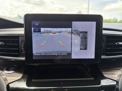 Used 2022 Ford Explorer Limited w/ Equipment Group 301A RWD image 5