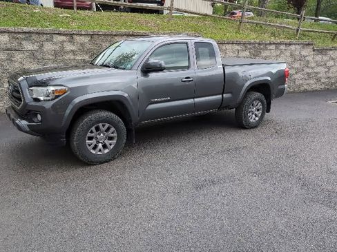 Used 2017 Toyota Tacoma SR5 w/ Tow Package AWD/4WD image 7