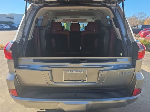 Used 2020 Lexus LX 570 4WD w/ 3rd Row & Luxury Pkg image 14