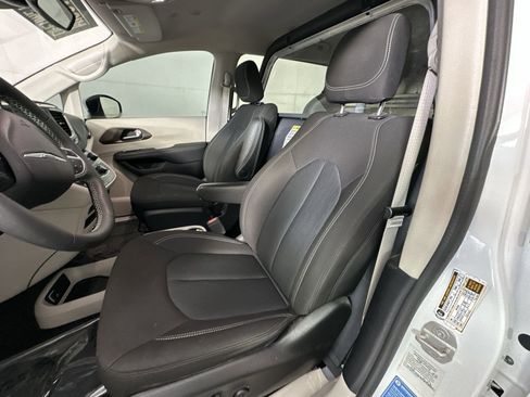 Used 2023 Chrysler Voyager LX FWD image 11