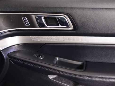 Used 2017 Ford Explorer XLT w/ Equipment Group 202A image 9