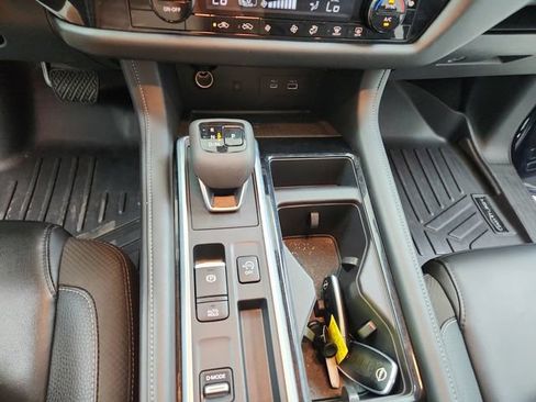 Used 2025 Nissan Pathfinder SL FWD image 25