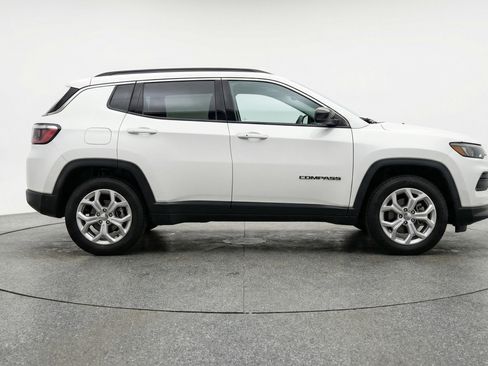 Used 2025 Jeep Compass Latitude AWD/4WD image 11